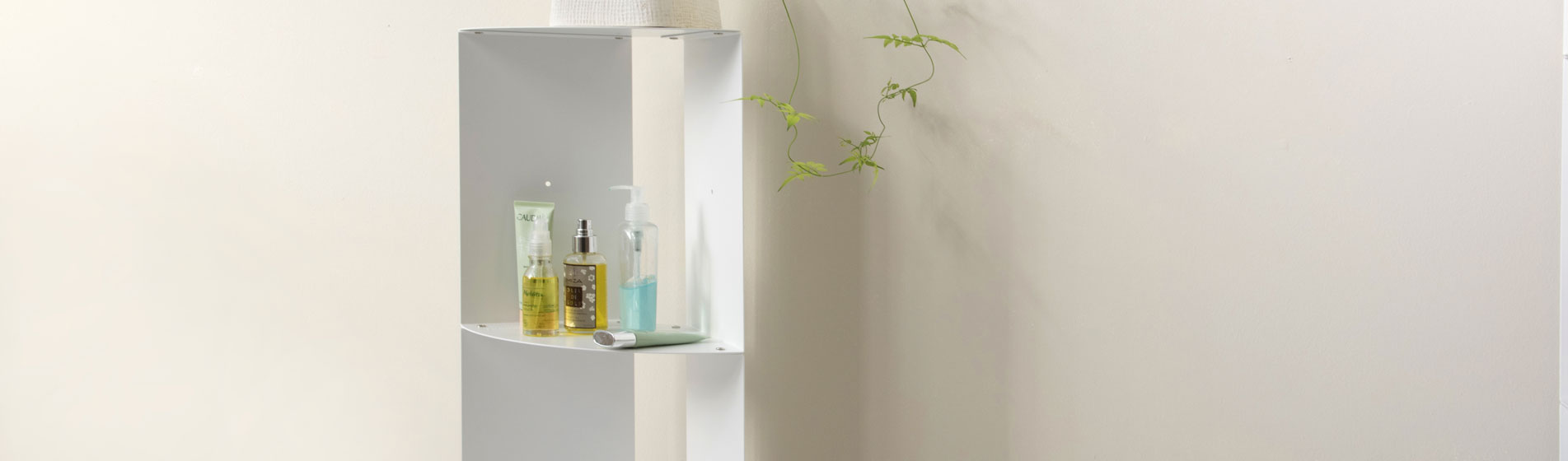 Etagere d'angle pratique