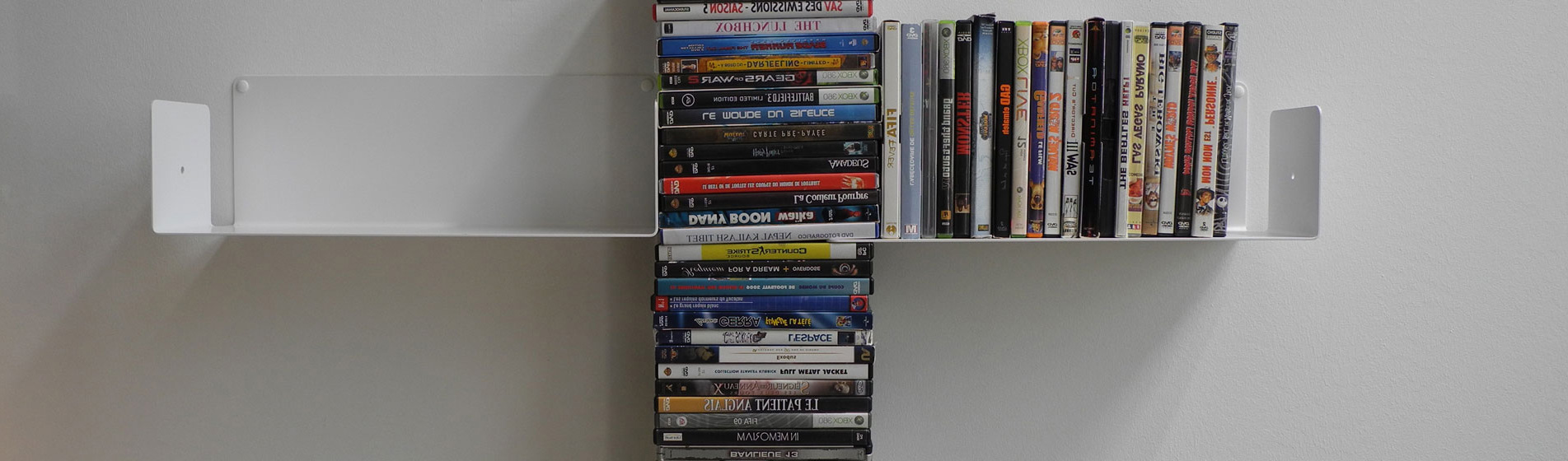 Petite étagère range dvd fixations invisibles