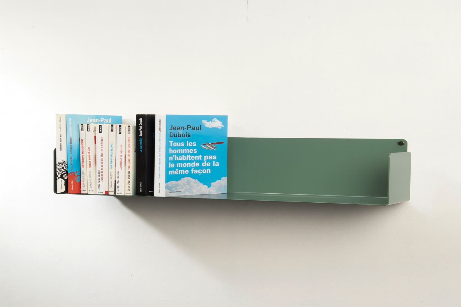 Bibliothèque murale avec étagère vert sauge, exemple d’inspiration couleurs pour bibliothèque murale minimaliste.