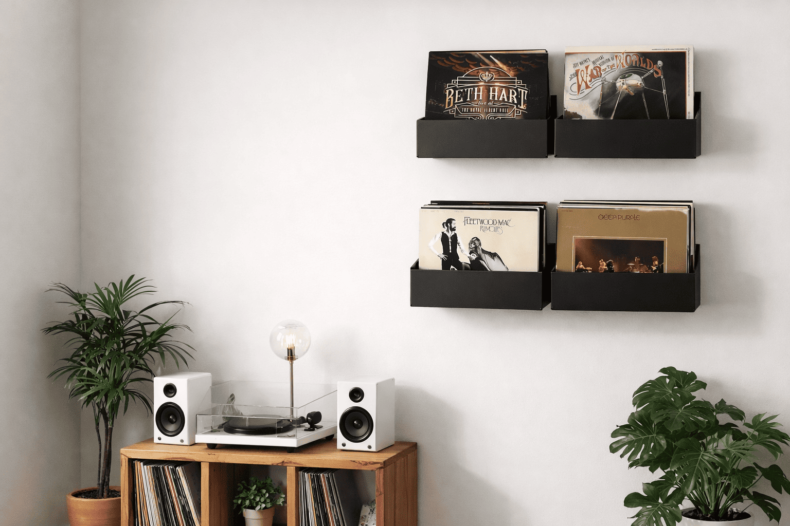 Bac à vinyle noir mural installé sur un mur blanc au-dessus d’un meuble en bois avec platine vinyle, enceintes blanches et plantes vertes, dans un salon lumineux au style épuré.