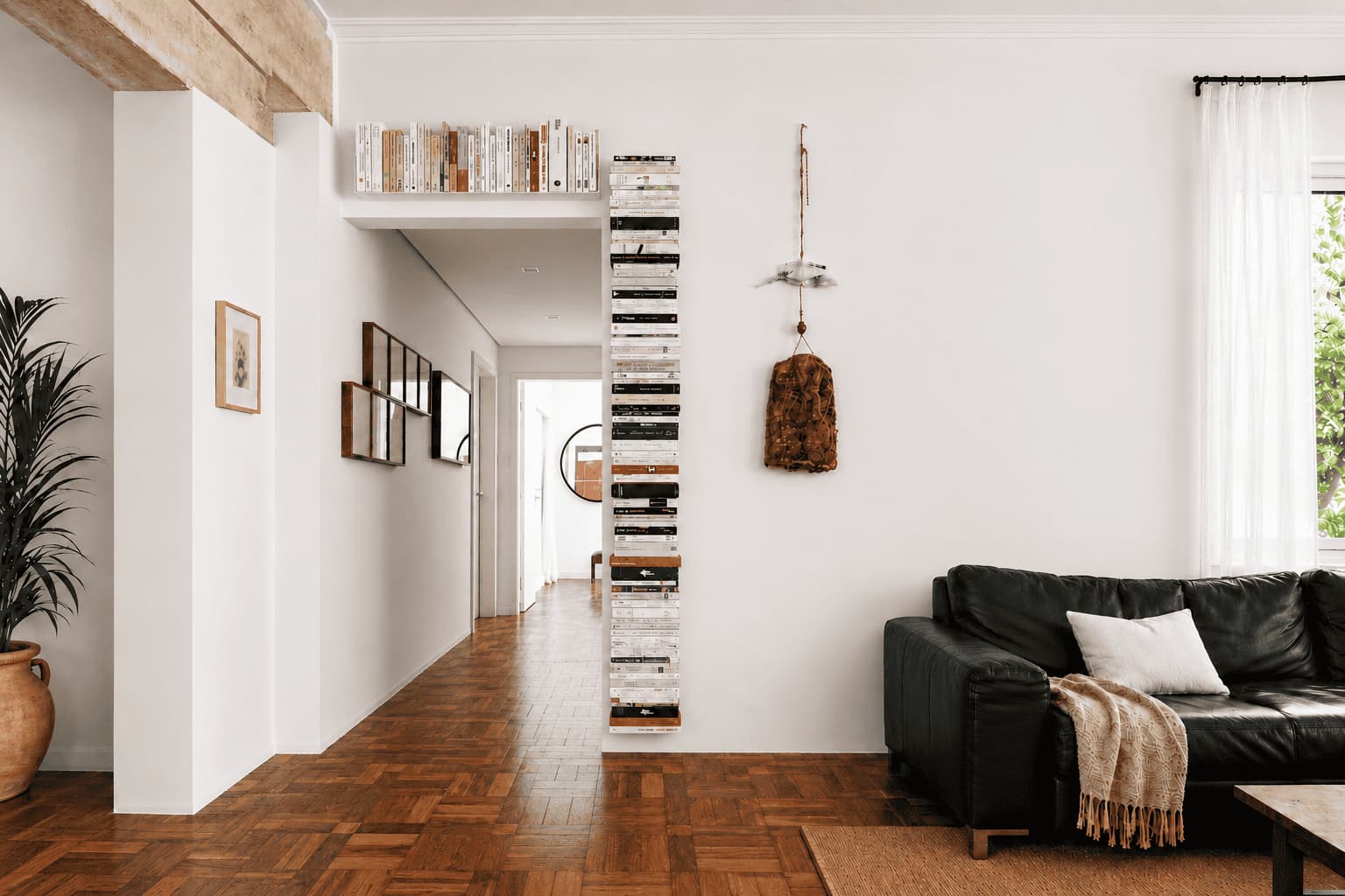 Petite bibliothèque installée au-dessus d'une porte pour optimiser un espace mural