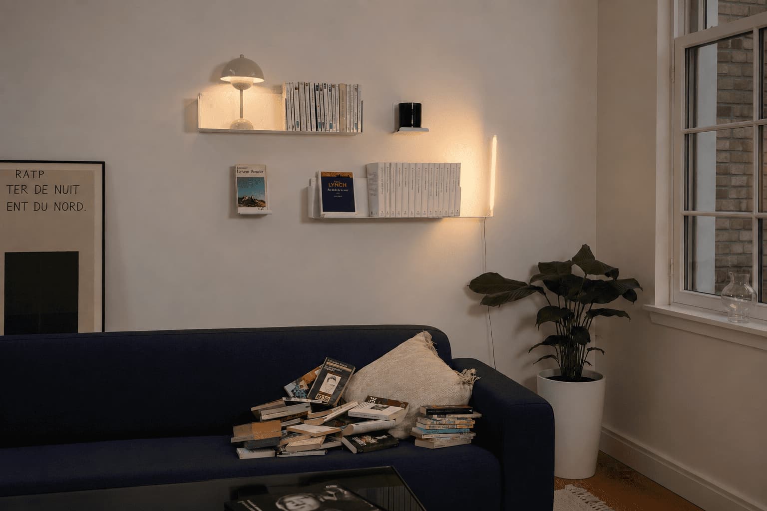 Bibliothèque avec éclairage LED chaleureux créant un espace lecture confortable