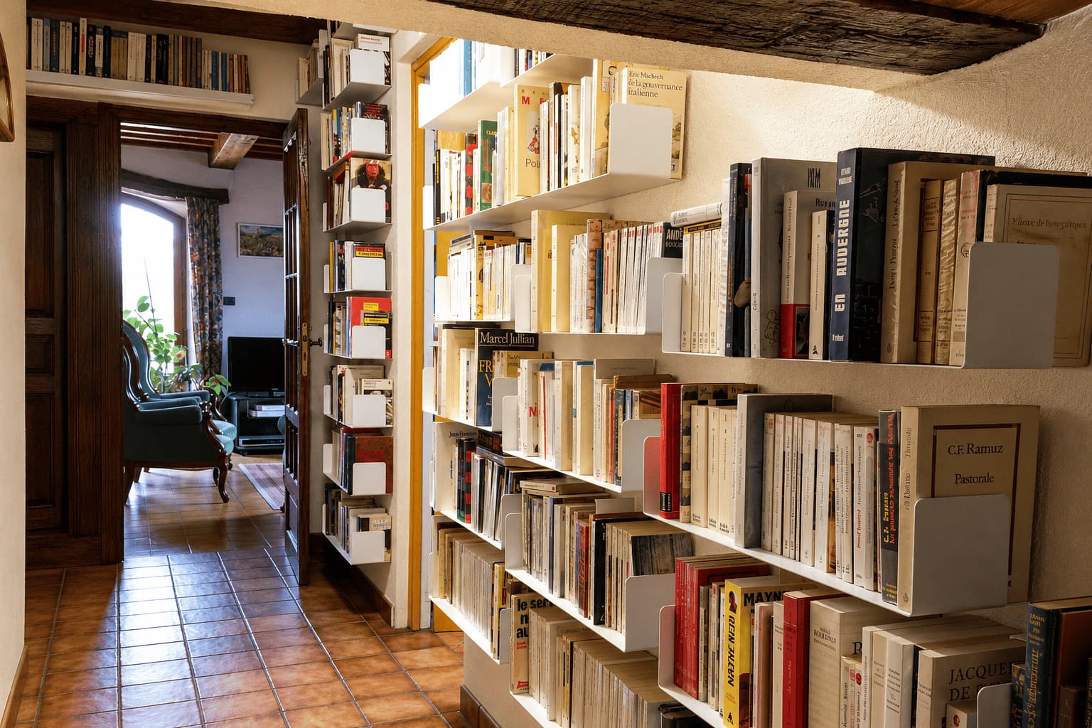 Bibliothèque aménagée dans un couloir avec rangements muraux pour livres