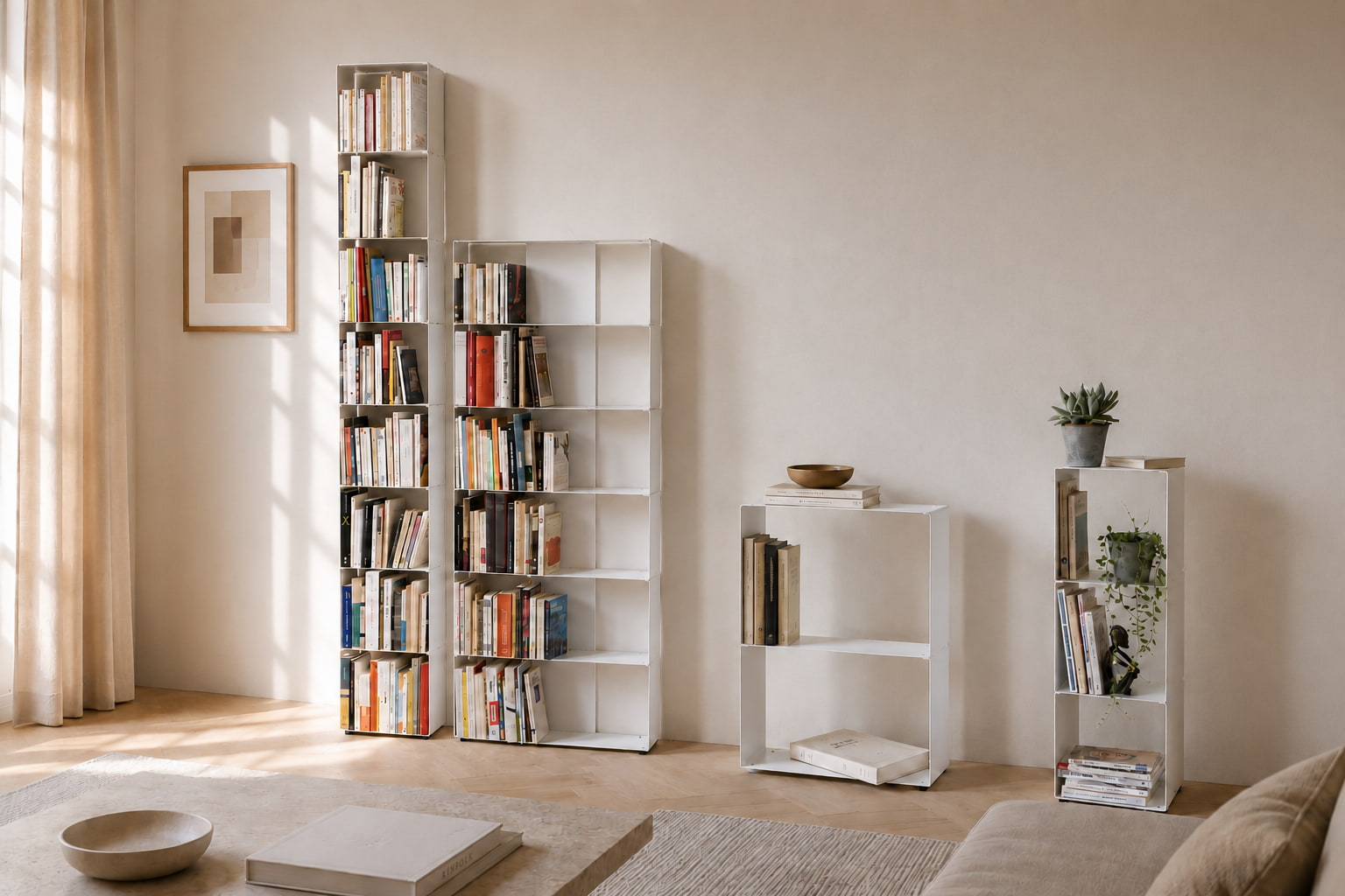 Bibliothèques sur pied de 15 cm de profondeur en métal blanc, installées contre un mur dans un petit espace