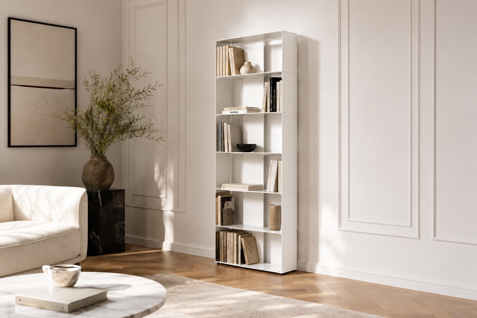 Bibliothèque meuble blanche décorée avec livres, vase et objets sobres dans un salon lumineux aux tons beige et bois clair.