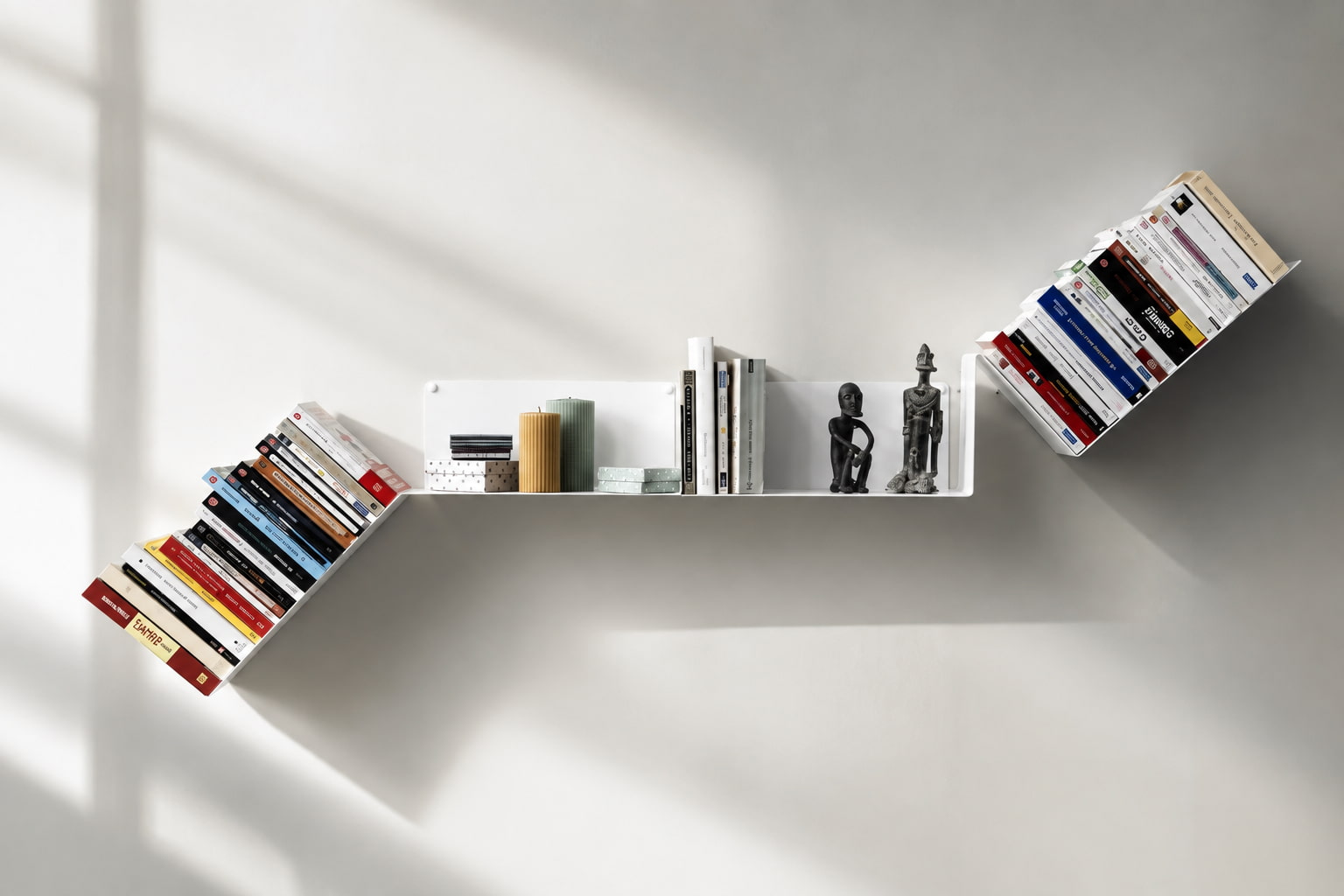 Bibliothèque murale blanche asymétrique : une longue tablette horizontale relie deux étagères inclinées chargées de livres sur un mur clair.