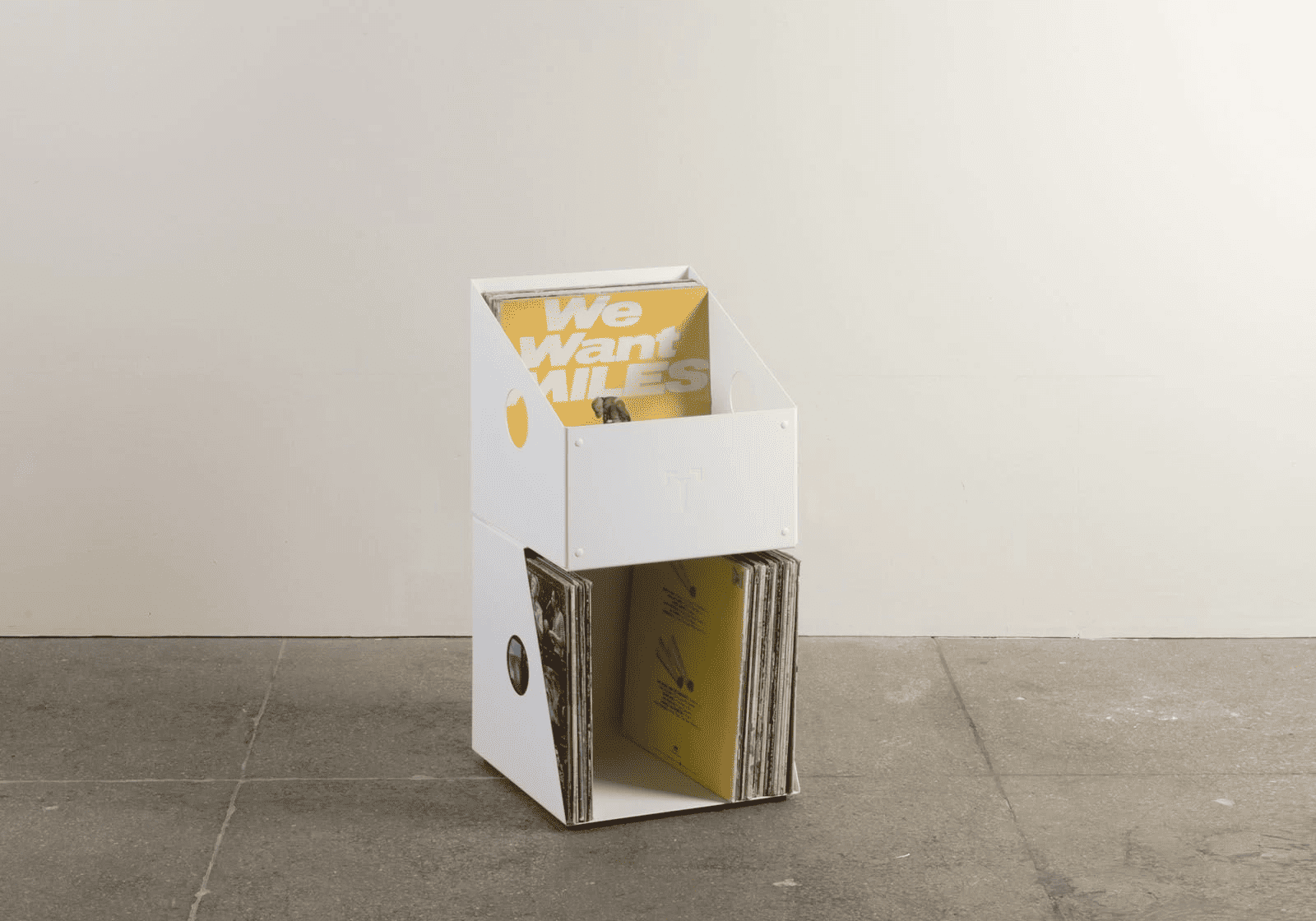 Boîte de rangement vinyle design blanche, composée de deux modules empilés, avec pochettes de disques visibles dans un intérieur minimaliste