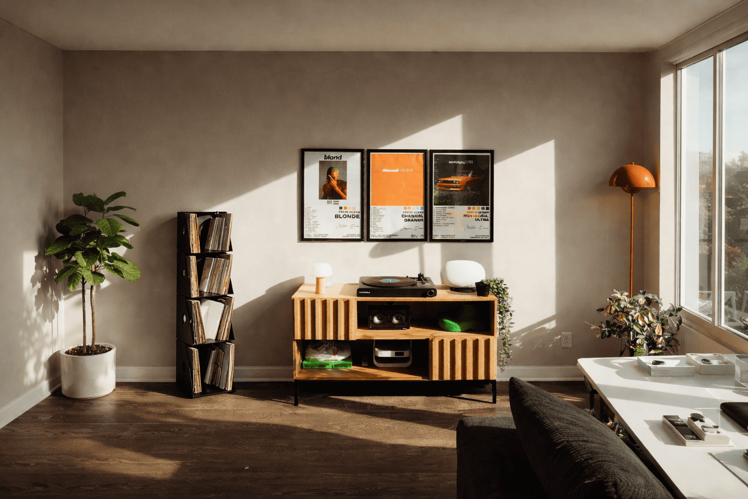 Dans un salon moderne baigné de lumière, une boîte pour ranger des vinyles noire en métal à quatre niveaux est placée à gauche d’un meuble en bois avec une platine vinyle. Les compartiments sont remplis de disques visibles sur la tranche, et l’ensemble est entouré d’une grande plante, d’affiches encadrées au mur et d’un parquet sombre.