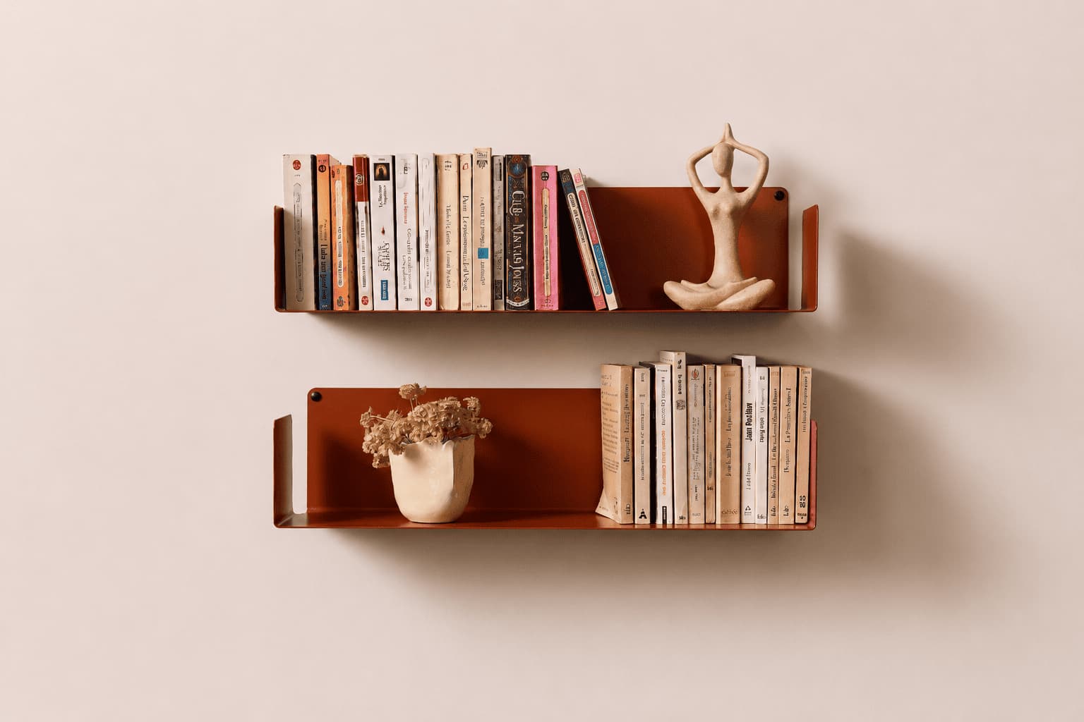 Bibliothèque murale décorée avec livres, vase en céramique, fleurs séchées et petite sculpture