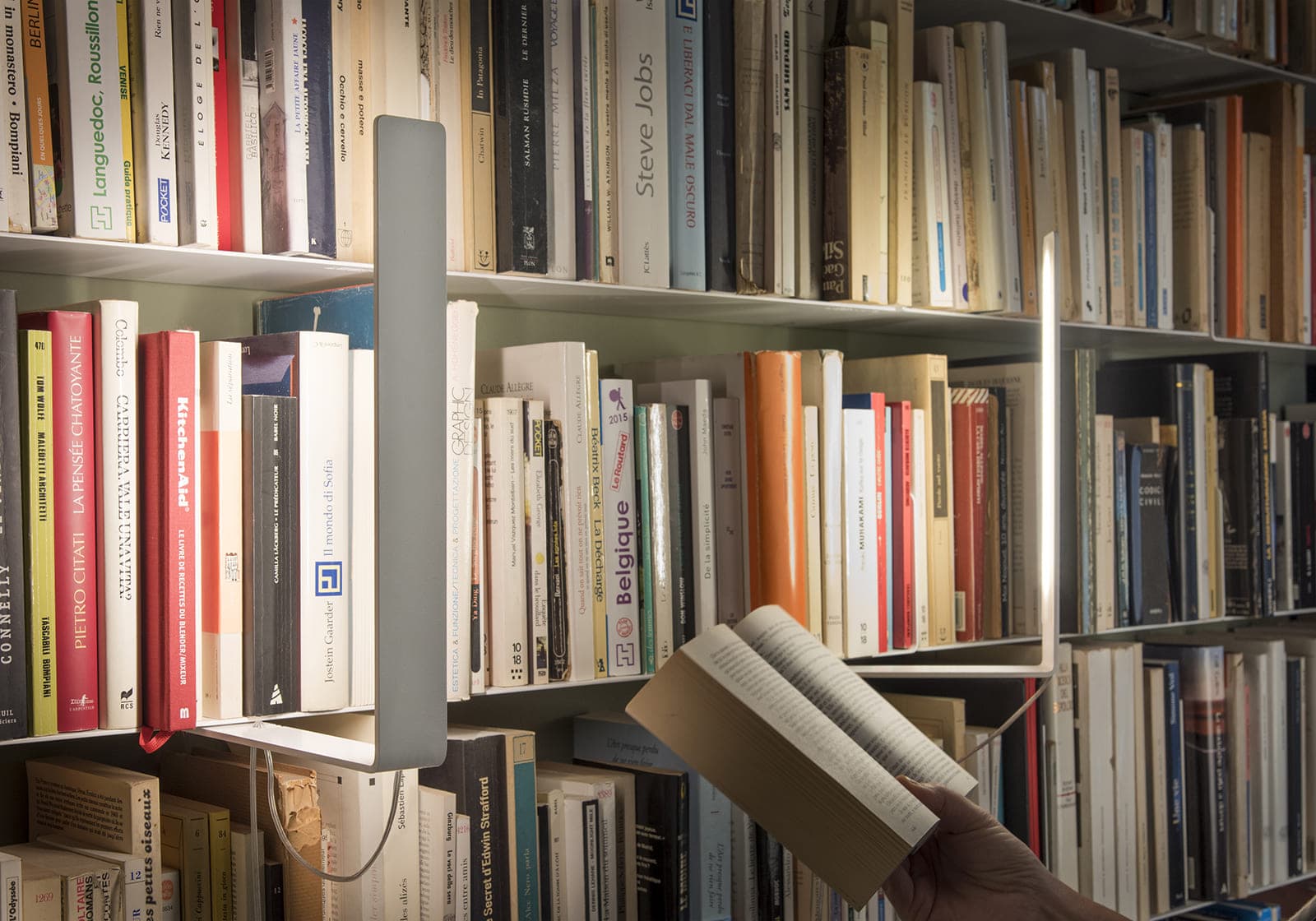 Éclairage LED intégré mettant en valeur une bibliothèque murale et les livres