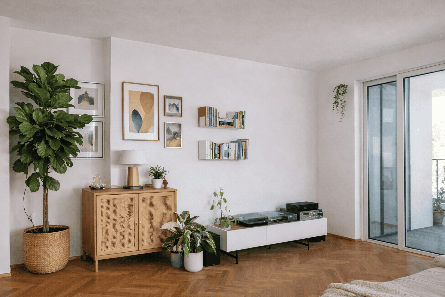 Étagère murale colorée blanche en acier installée dans un salon lumineux, utilisée pour exposer livres et objets décoratifs avec discrétion