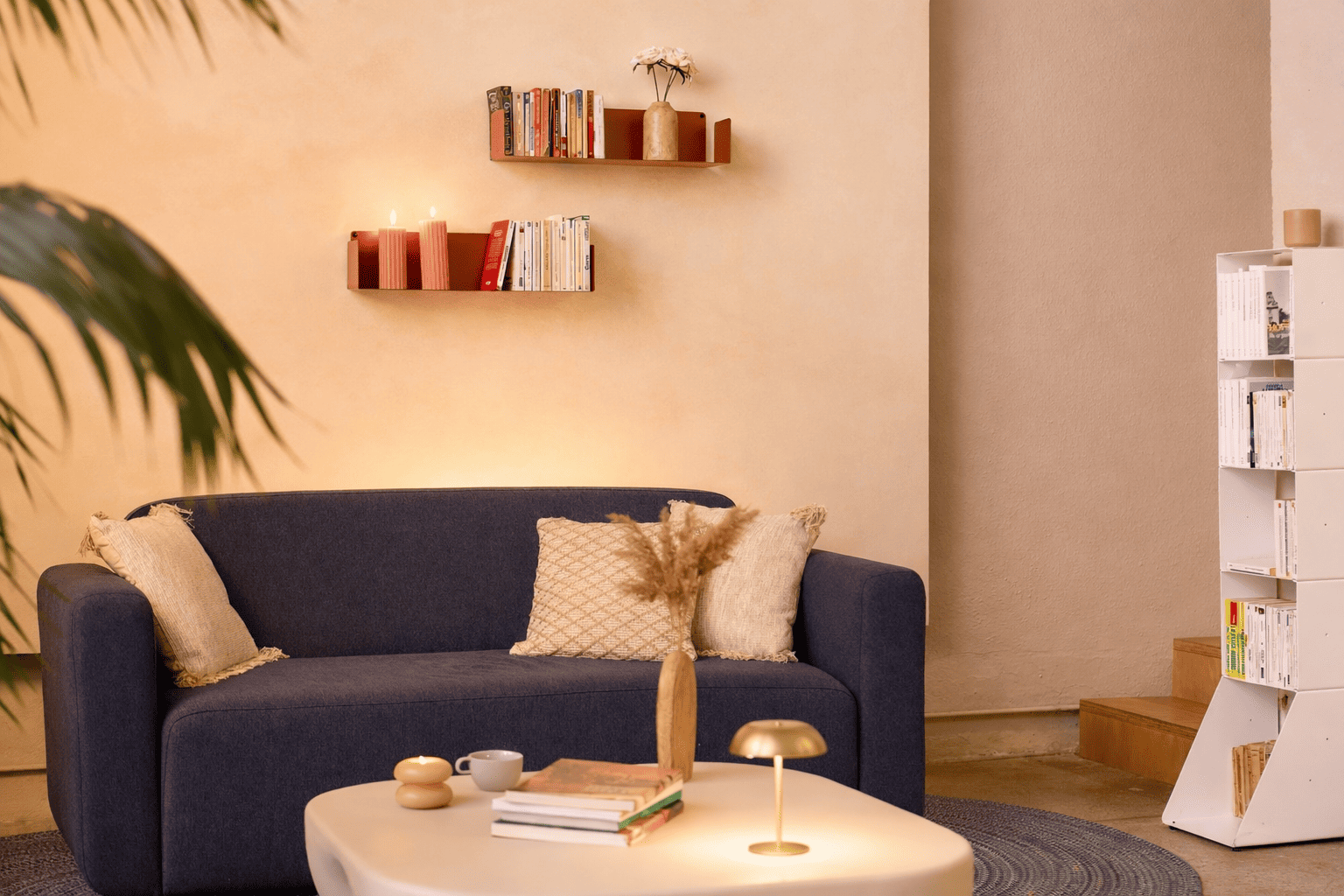 Étagère murale en couleur cuivre terracotta fixée sur un mur clair, apportant une touche chaleureuse et structurante à l’espace de vie