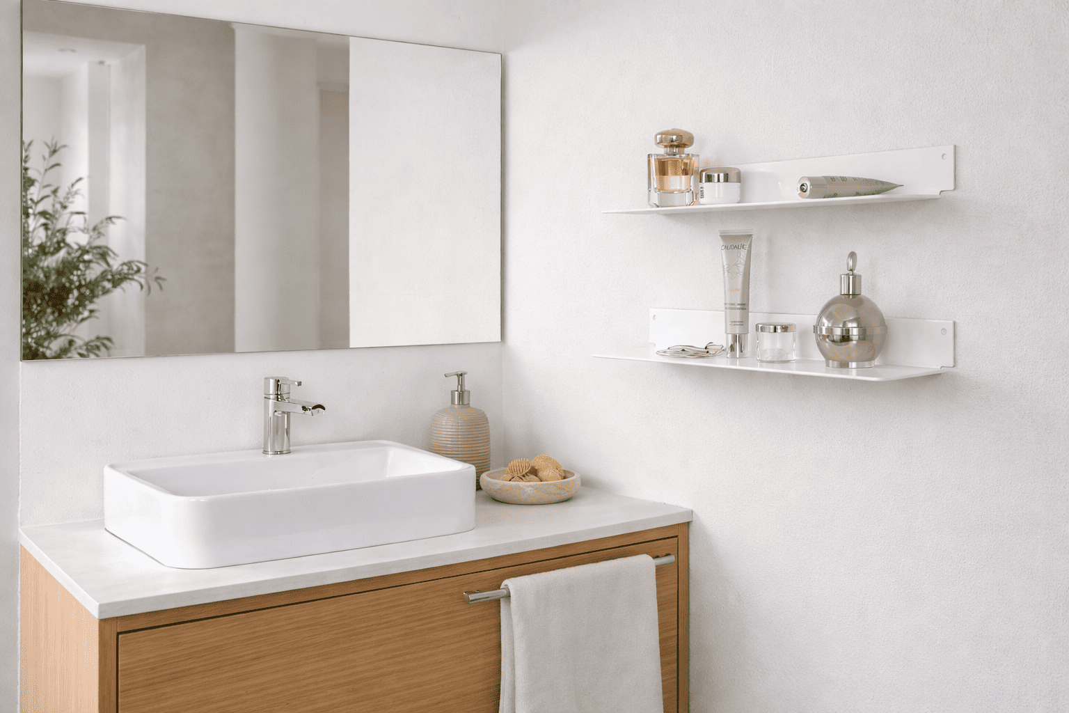 Salle de bain contemporaine et minimaliste avec meuble vasque en bois et étagère murale en métal blanche pour le rangement des objets du quotidien.