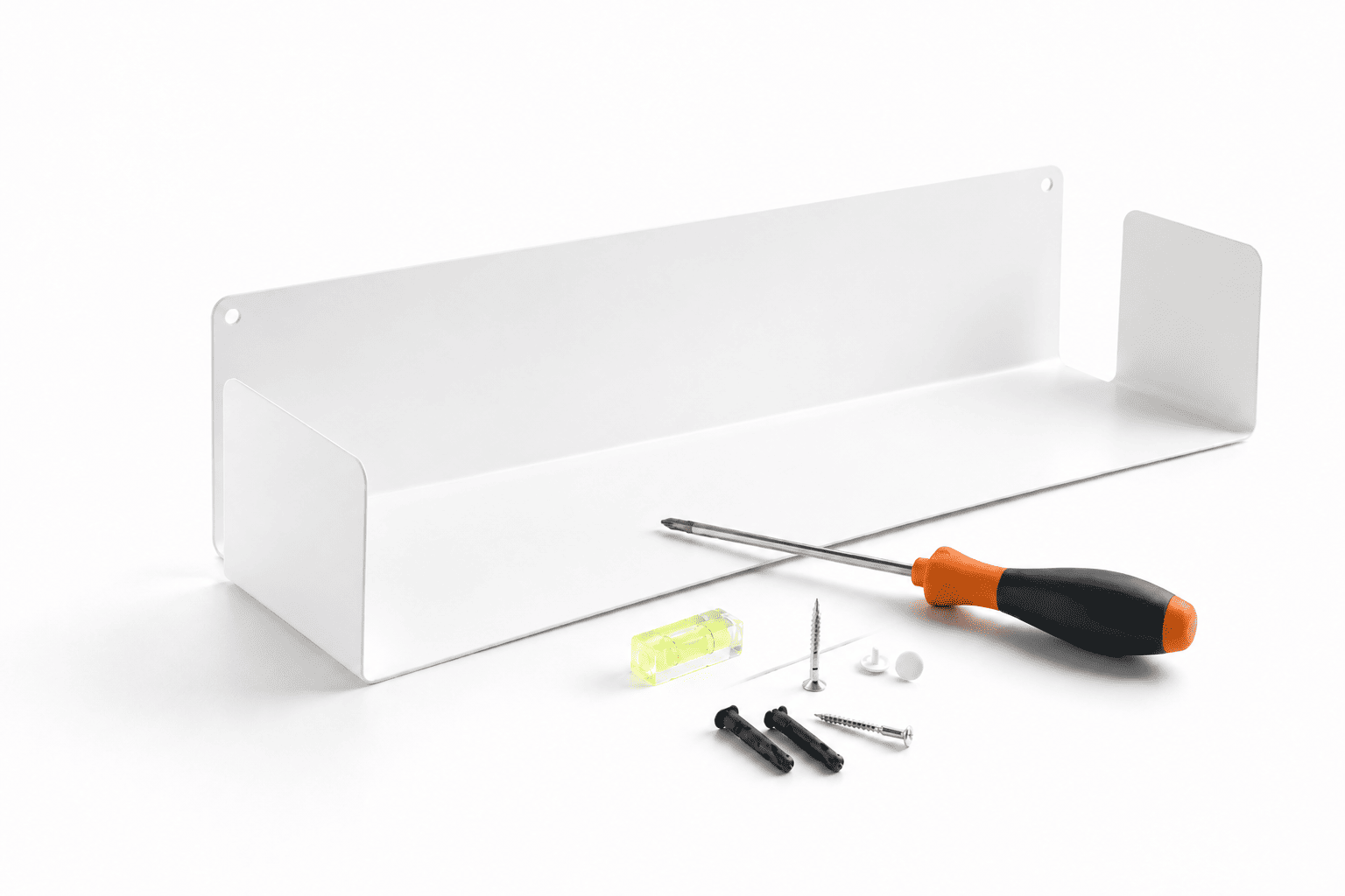 Étagère flottante blanche en acier avec système de fixation murale, vis, chevilles, tournevis et niveau pour une installation précise.