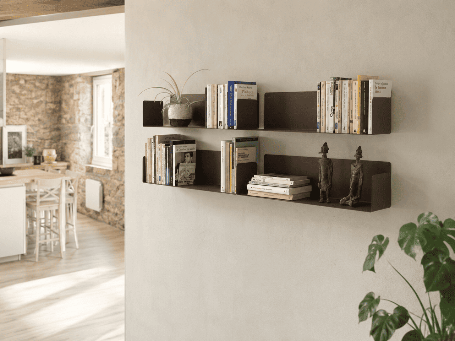 Étagère flottante murale en métal brun avec livres, plante et objets décoratifs, installée dans un intérieur lumineux au style naturel et chaleureux.