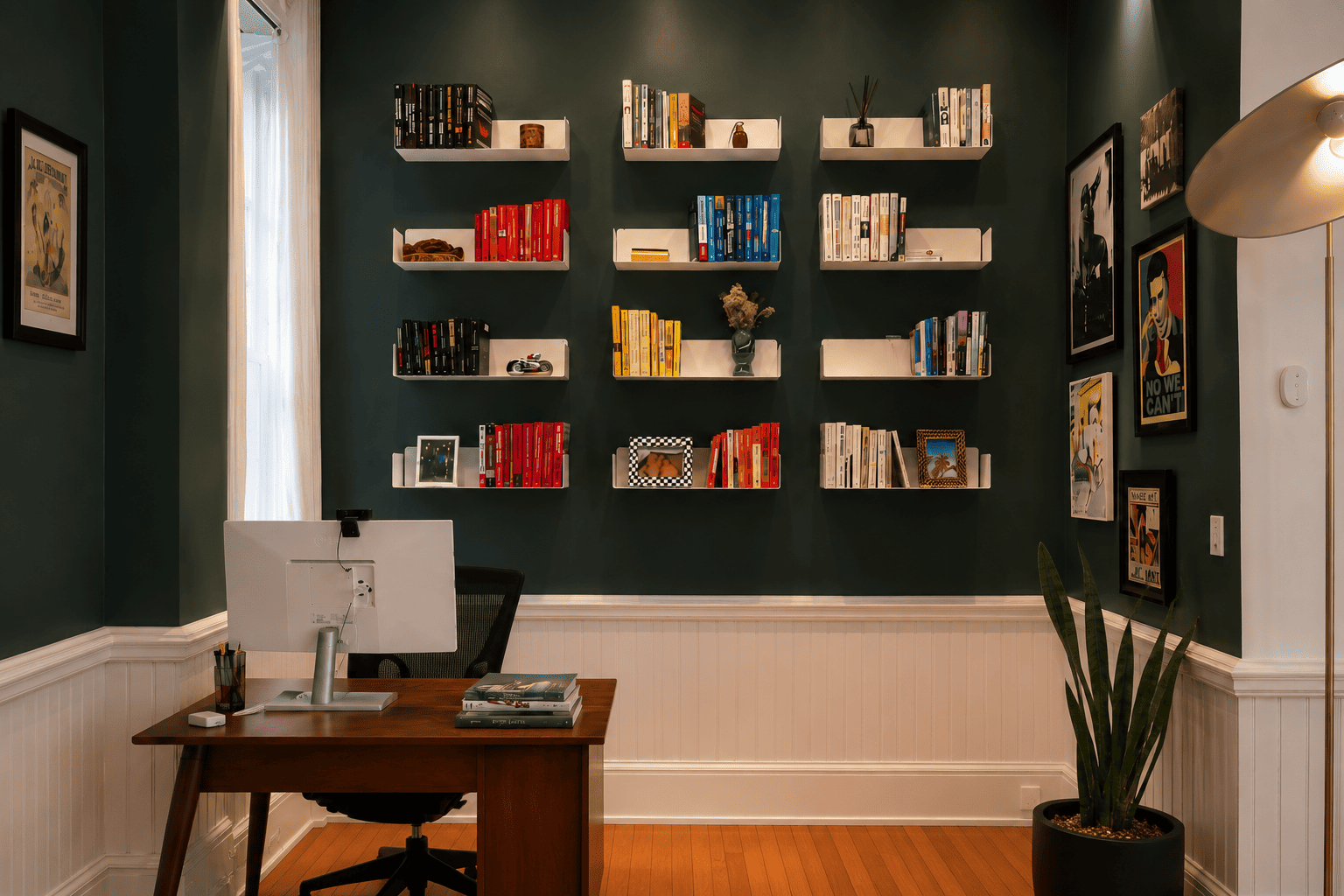 Étagères livre invisible dans un bureau à domicile avec rangement mural design.