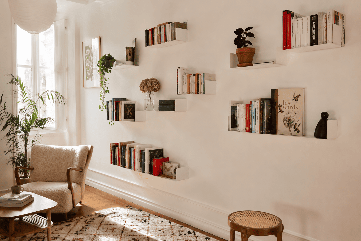 Composition asymétrique d'étagères livre invisible pour une décoration murale moderne.