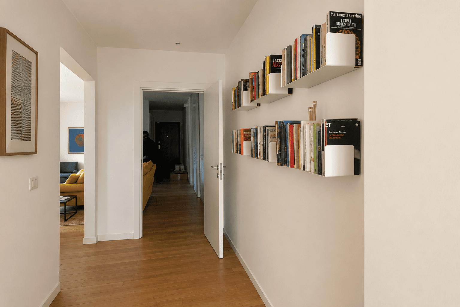 Étagère livre invisible dans un couloir moderne avec décoration minimaliste