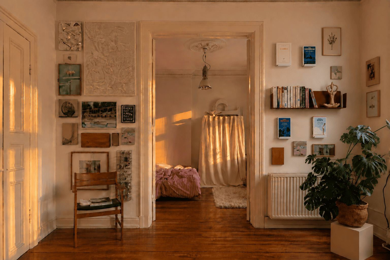 Mur galerie associant étagère livre invisible, livres flottants et décoration murale.