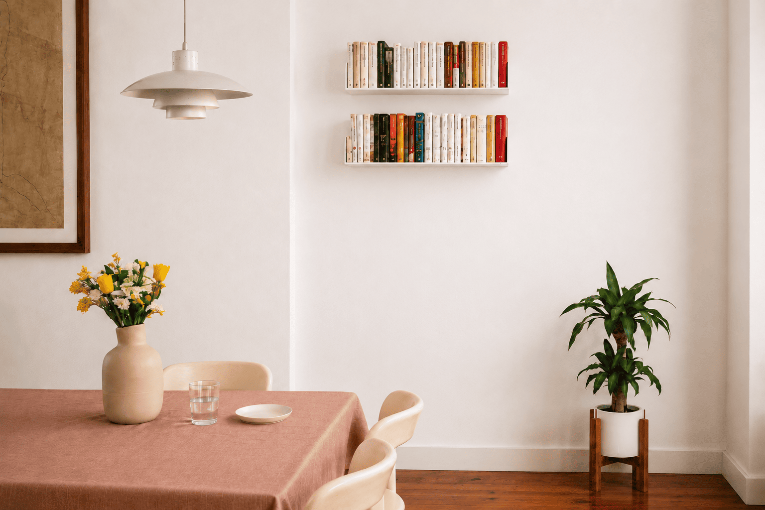 Salle à manger moderne avec étagère livre invisible et bibliothèque murale discrète.