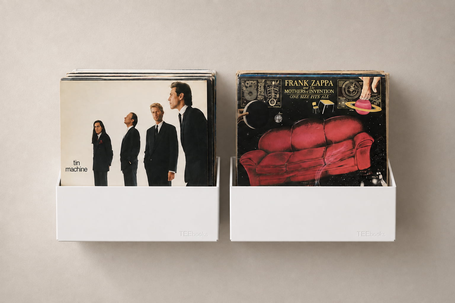 Deux étagères vinyle blanches TEEbooks contenant plusieurs disques 33 tours, installées côte à côte sur un mur clair pour ranger et feuilleter facilement une collection de vinyles.
