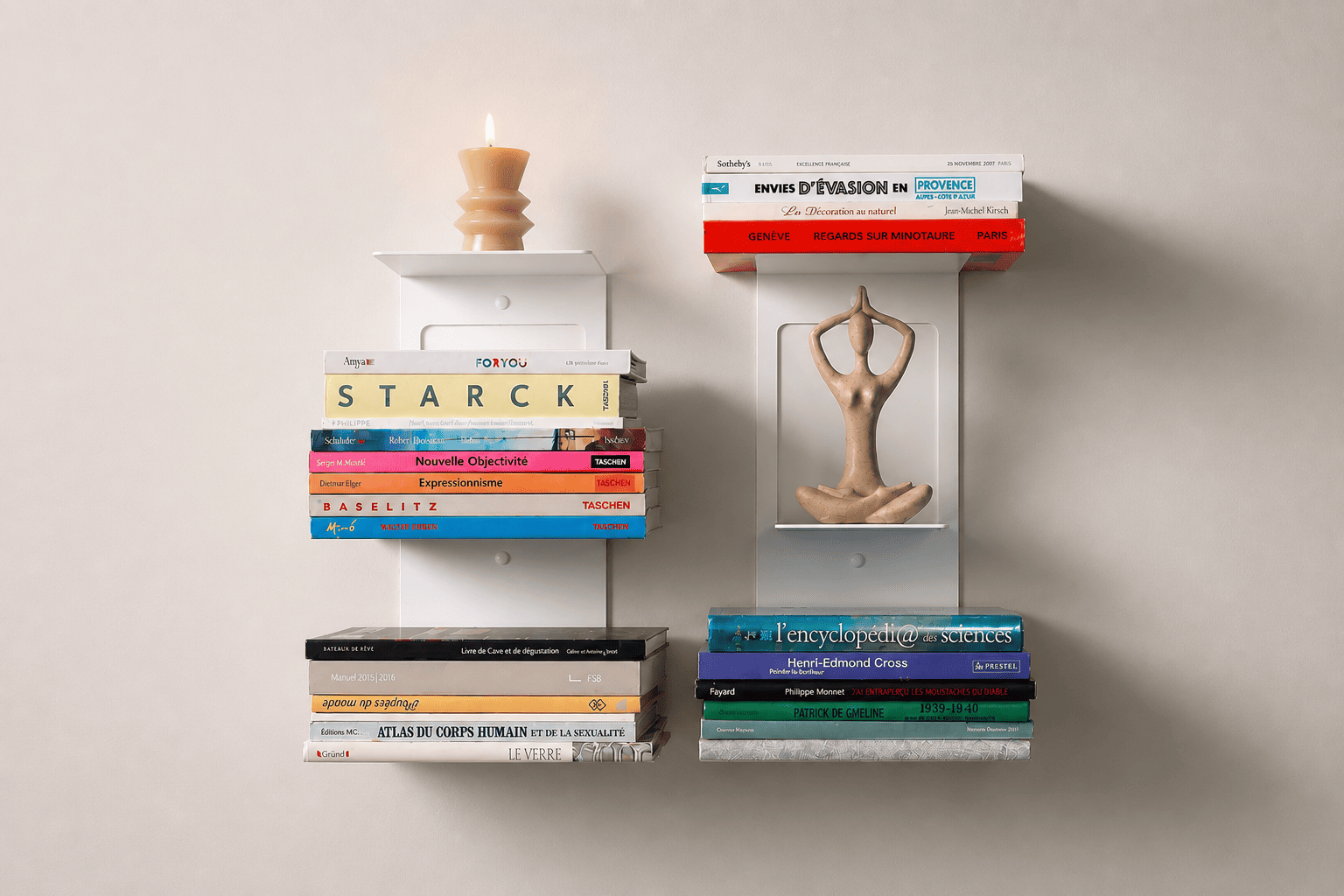 Étagère verticale solide murale en acier blanc avec livres et objets décoratifs, fixée sur un mur clair dans un intérieur minimaliste, mettant en valeur un design compact et élégant
