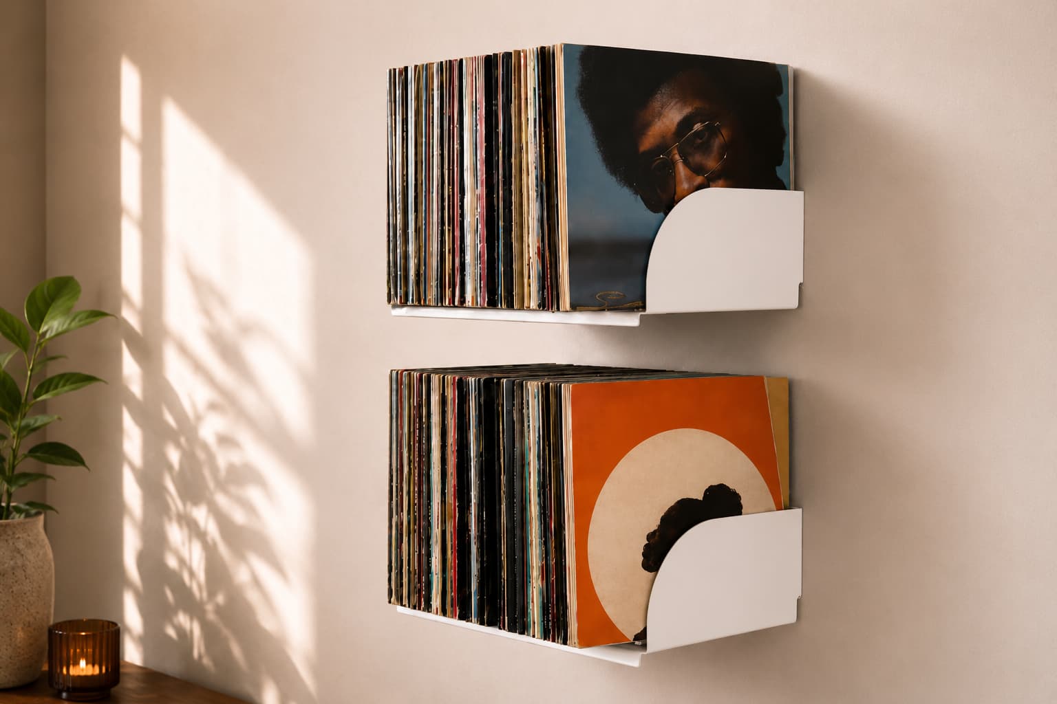 Deux étagères de rangement vinyle murales blanches accueillant une collection de disques 33 tours, installées l’une au-dessus de l’autre pour exploiter la hauteur du mur et libérer l’espace au sol.