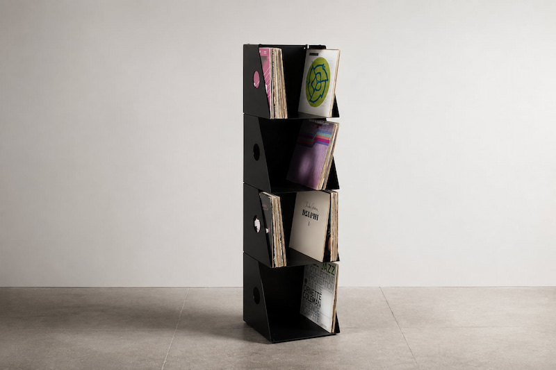 Rangement vinyle noir à quatre niveaux pour organiser une grande collection de disques 33 tours et exploiter la hauteur disponible.