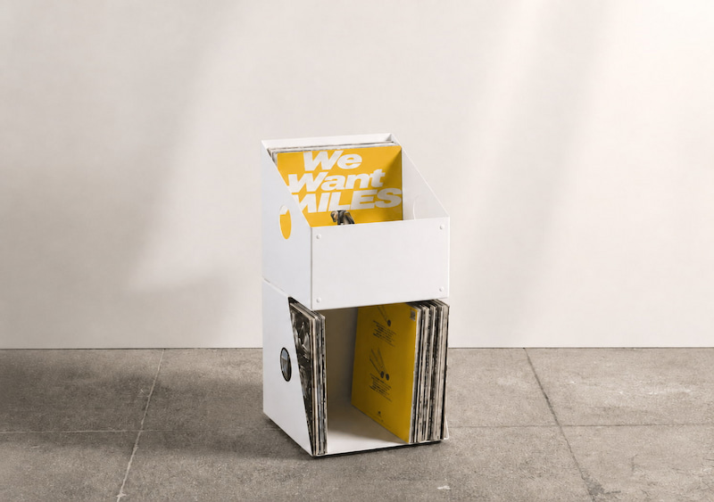 Rangement sur pied blanc à deux niveaux pour ranger une collection de vinyles 33 tours verticalement et augmenter la capacité de stockage.