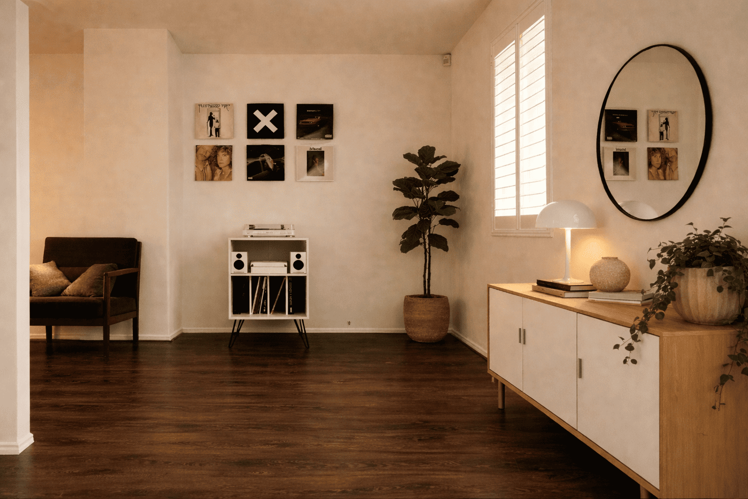 Meuble vinyle design blanc avec platine et rangement pour disques, dans un salon minimaliste aux murs clairs, sol en bois foncé et décoration contemporaine.