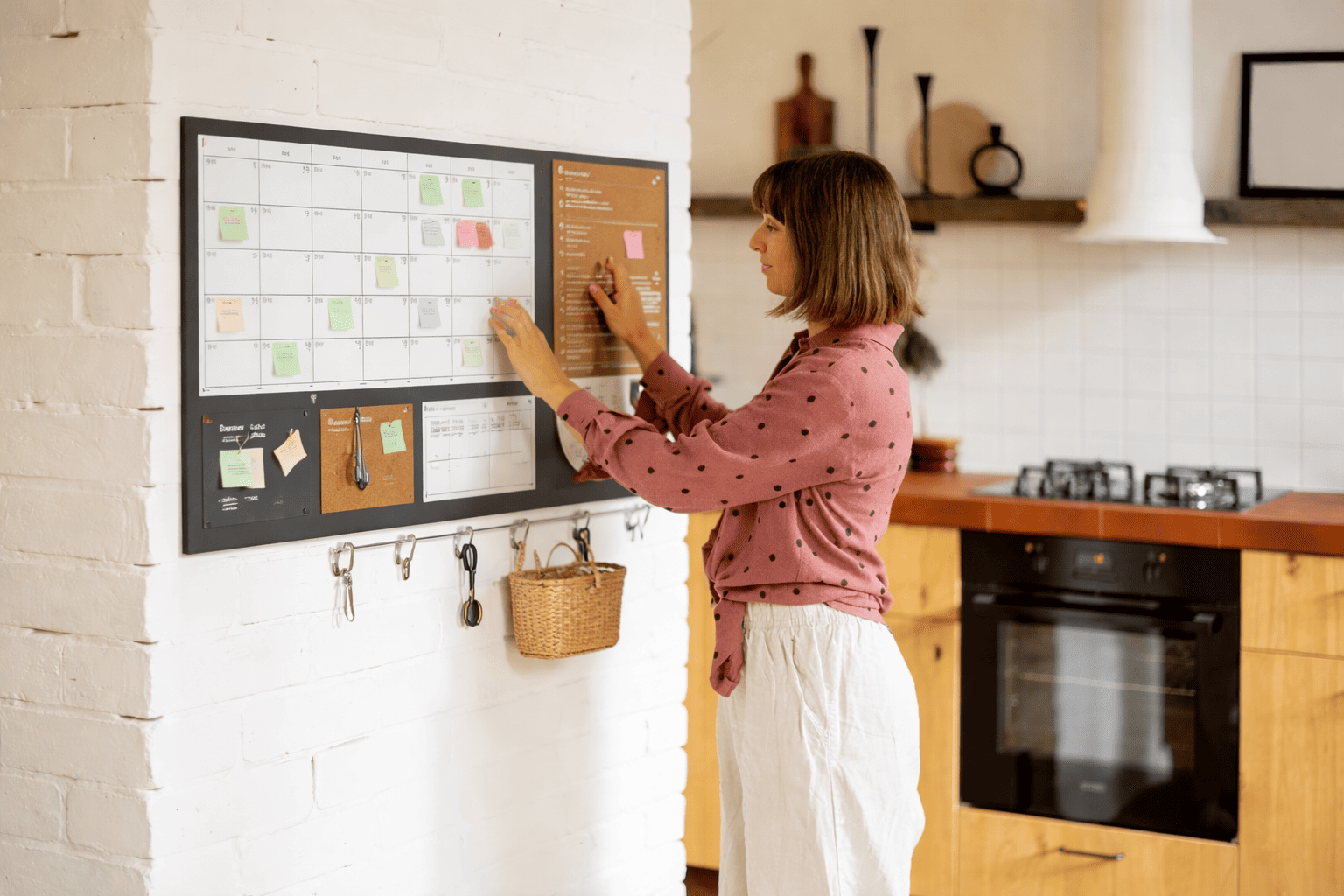 Habiller un mur de cuisine avec des éléments muraux fonctionnels combinant rangement et décoration.