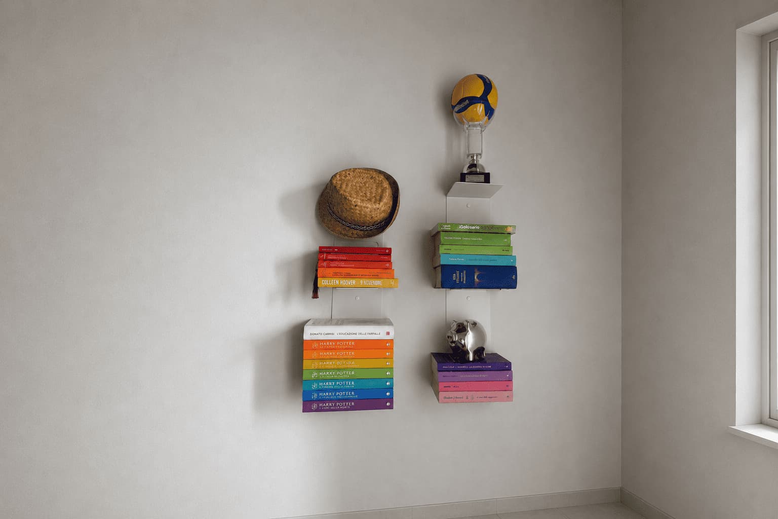 Petite bibliothèque arc-en-ciel sur étagères murales avec livres colorés et objets décoratifs, dont un chapeau, une balle, un trophée et une sculpture.