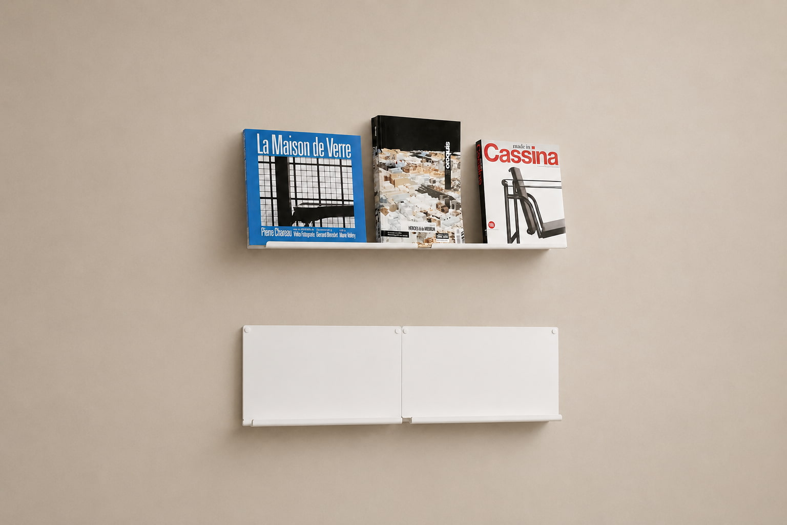 Présentoir mural blanc exposant trois grands livres de face sur la tablette supérieure, avec deux modules vides en dessous montrant la structure du support.