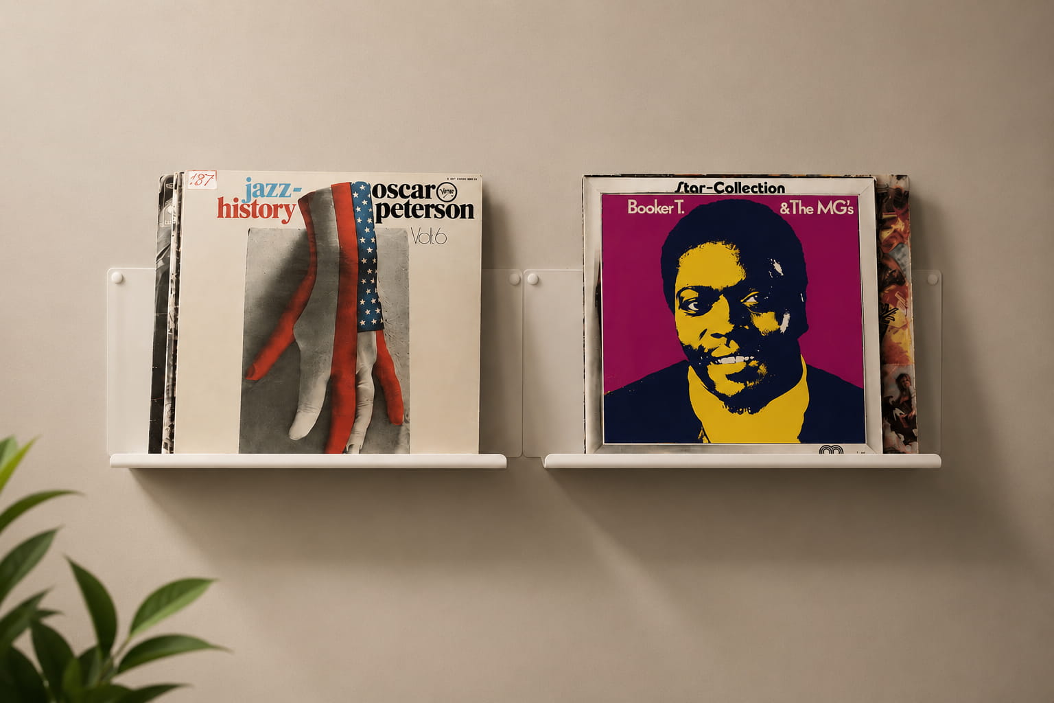 Deux présentoirs vinyle muraux blancs exposant des pochettes de disques face visible, adaptés aux vinyles 33 tours, 45 tours et 78 tours.