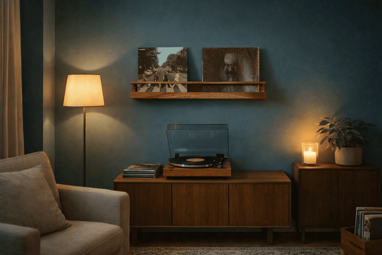 Porte vinyle mural en bois au-dessus d’un meuble avec platine, étagère vinyle dans un salon cosy avec ambiance chaleureuse