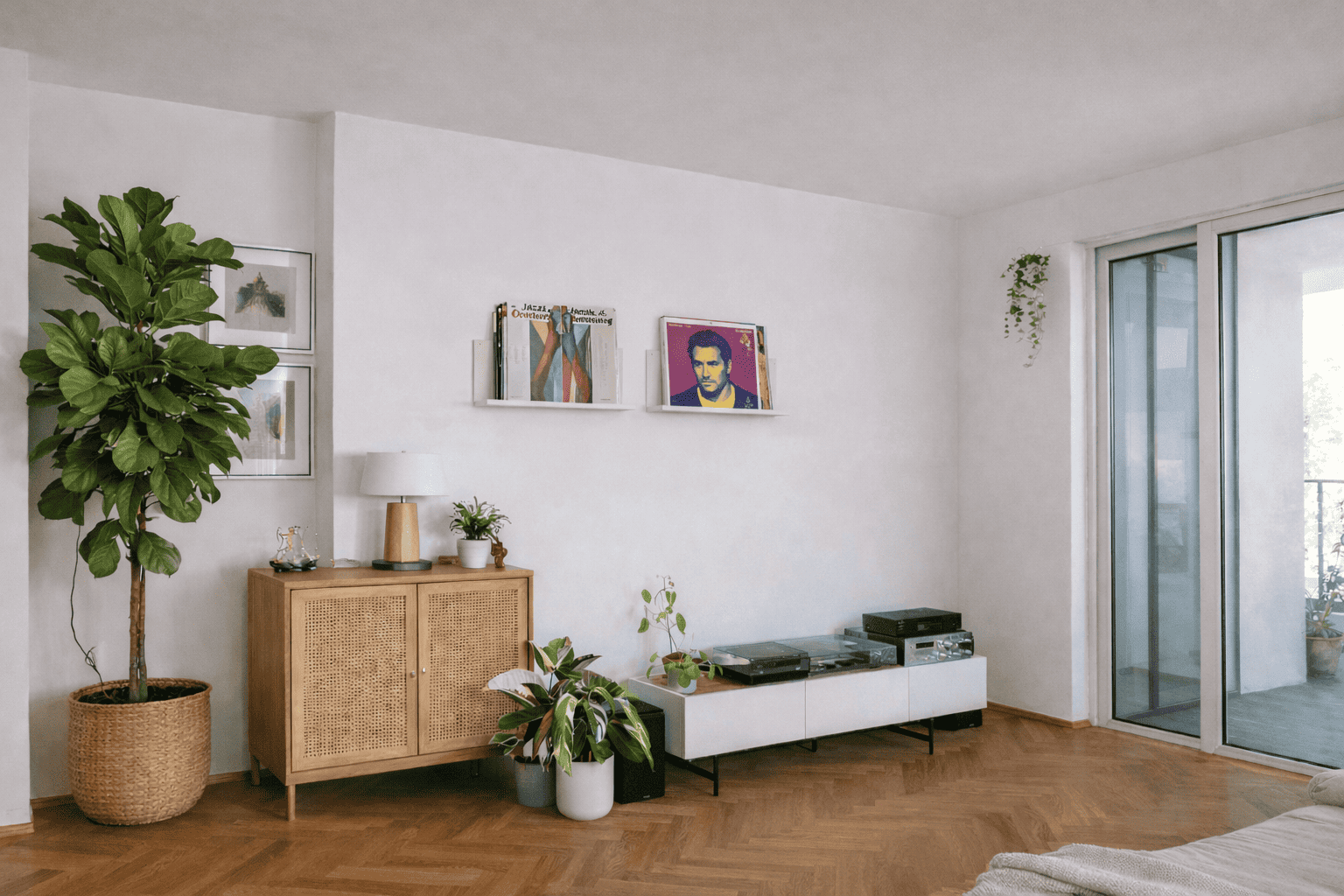 Salon lumineux et minimaliste avec présentoir vinyle mural et meuble audio, idéal pour exposer des pochettes dans un intérieur moderne
