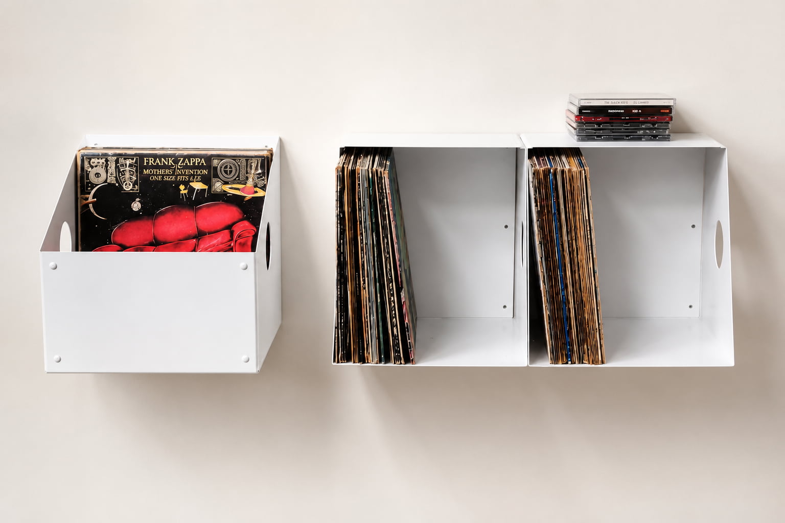 Différentes solutions pour ranger ses vinyles 33 tours : bac mural, étagères et rangements ouverts permettant de stocker les disques verticalement.